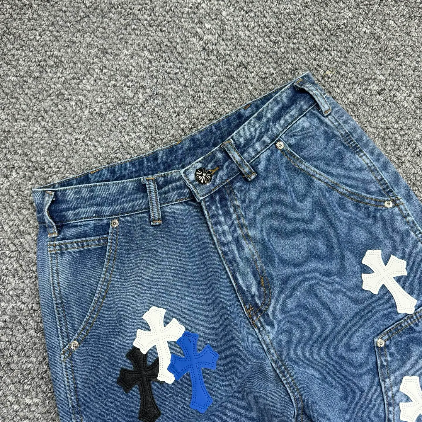 P280 Style number: H847 ChromeHearts & Chrome Hearts [New on unlabeled support platform] 2025 new logging multi-pocket black and white blue cross patch leather couple's washed jeans Top ceiling quality Styles with different washed textures, very friendly to people with thin legs and thick legs, straight and loose version very flattering leg shape Timeless moderate length, easy and casual to match, basic styling for various styles, a must-have in the wardrobe! The fabric is stiff but also makes the upper body soft without losing texture. The washing process is even more perfect. It is a must-have item for everyone! ! !  Size: 30-32-34-36 Color: blue
